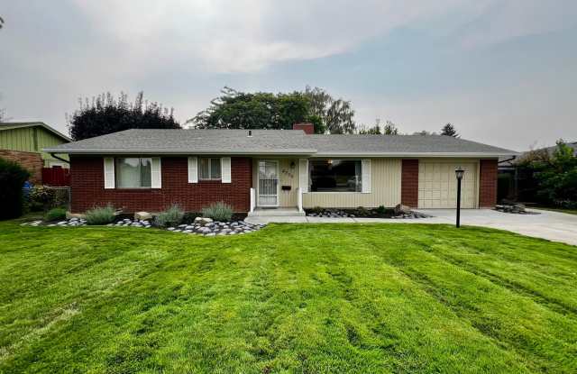 Fully Furnished home- perfect for traveling medical professionals!