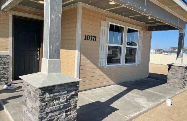 4 bedroom 2 bath large loft area upstairs / All bedrooms downstairs