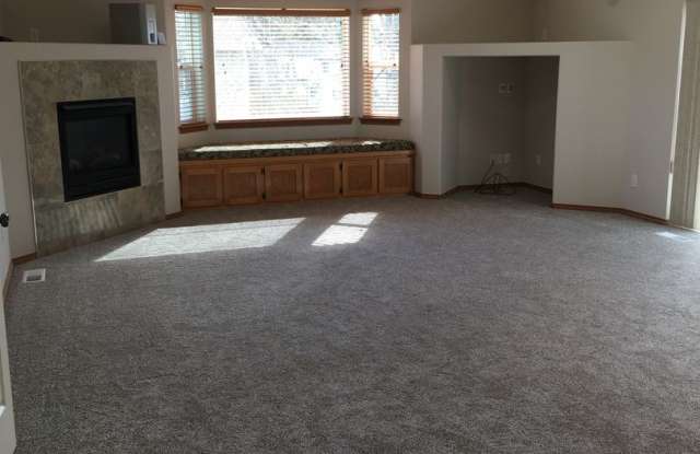 Large 4 bedroom house that is Pet Friendly!