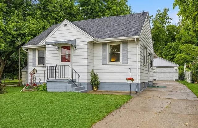 2945 Hubbell Ave - 2945 Hubbell Avenue, Des Moines, IA 50317