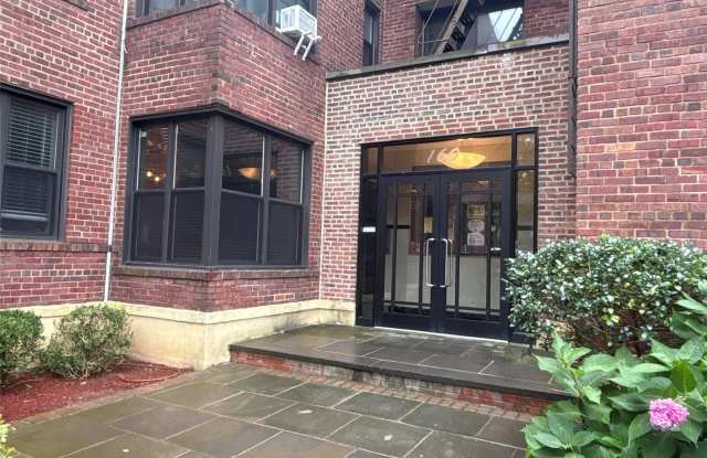 160 S Middle Neck Road unit: 3C