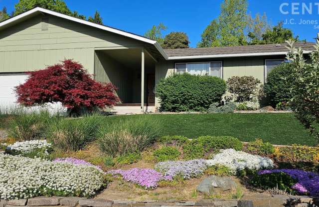 Single Family Home in NE Grants Pass with RV Parking