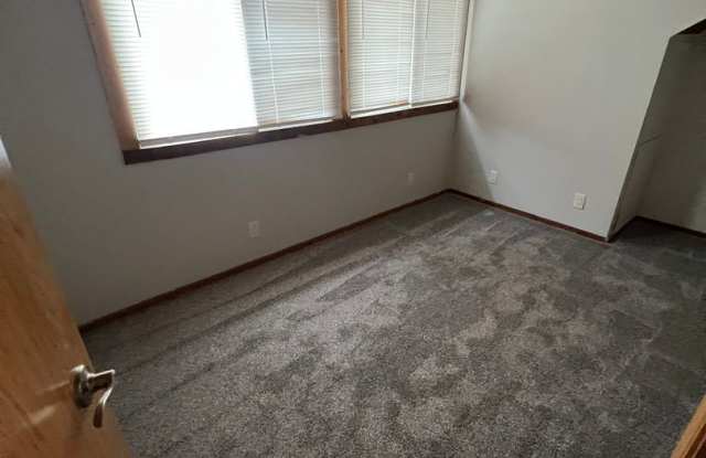 Large 5 bedroom house close to campus for July 31st move in