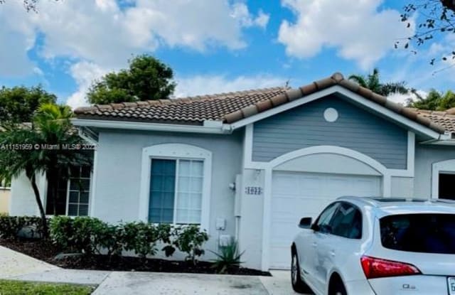 1033 SW 42nd Ter - 1033 Southwest 42nd Terrace, Deerfield Beach, FL 33442