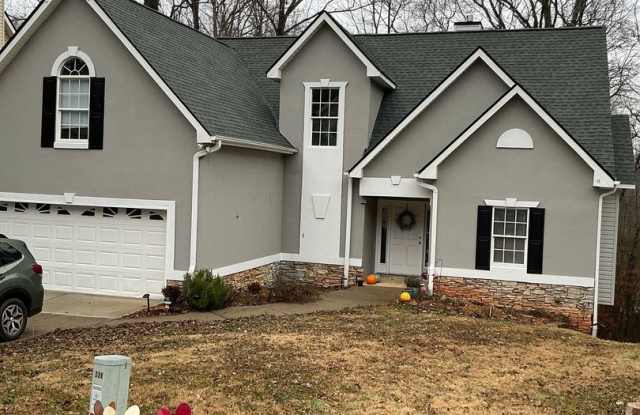 3 BEDROOM, 2 AND 1/2 BATHROOM HOUSE IN THE MIDDLE OF TOWN