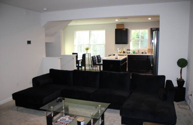 Room in 3 Bedroom Townhome at Cutwater Cir