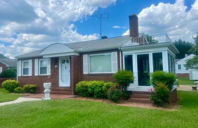 Two bedroom, 1 bath house in Graham