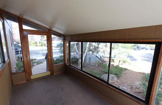 Eastside Country Club 3-Bed Townhome with Vaulted Ceilings