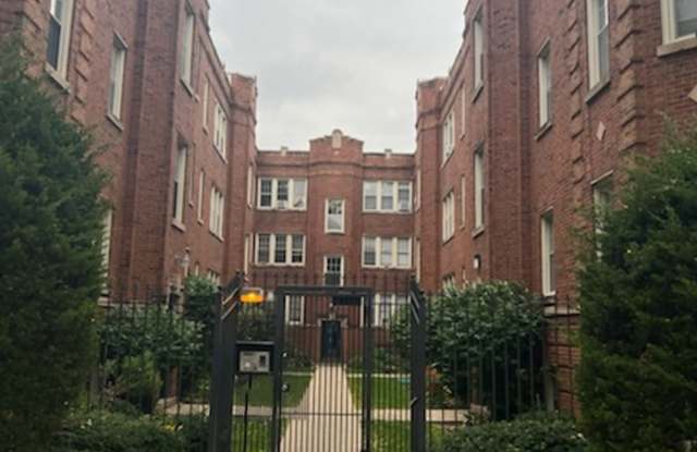 Belmont Cragin Studio/1 Bath ~ Heat Included ~ Income Guidelines Apply - 4844 West Wrightwood Avenue, Chicago, IL 60639