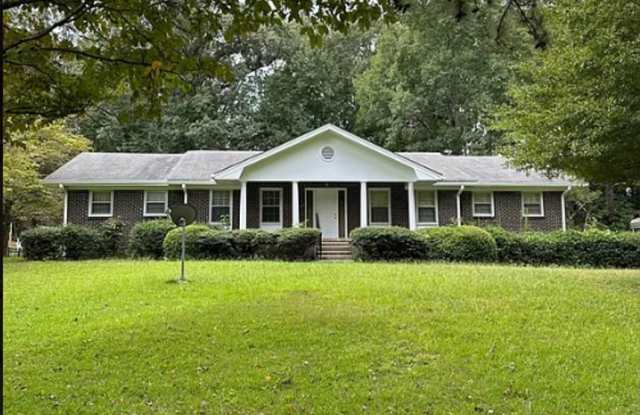 Ranch home in Lilburn. Parkview School District - 275 Lester Road, Gwinnett County, GA 30044