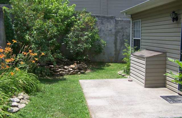 2 bed, 2 bath, 1 car garage ranch style townhouse in Halls/Fountain City area