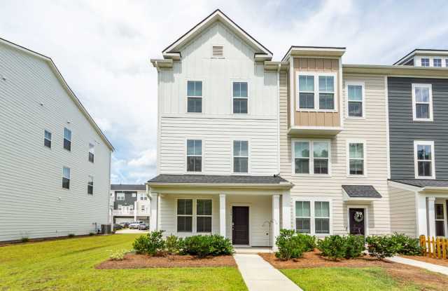 4 Bedroom, 3.5 Bathroom Townhome in Foxbank Plantation - Moncks Corner