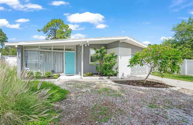 2/2 luxury pool home in Sarasota, unfurnished annual rental