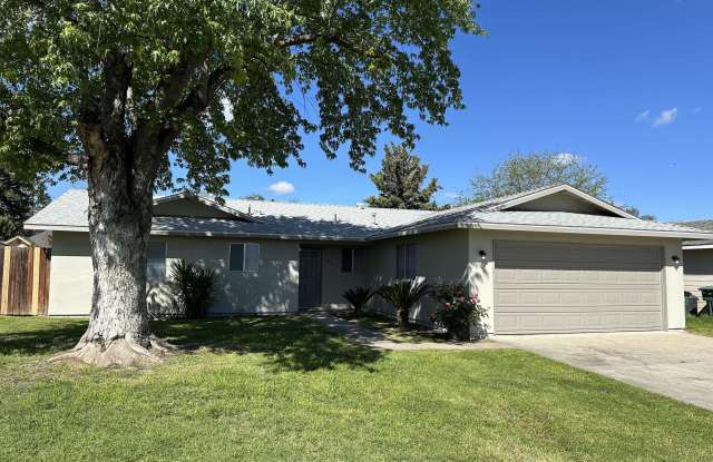 661 Sandy Ave. - 661 Sandy Avenue, Farmersville, CA 93223