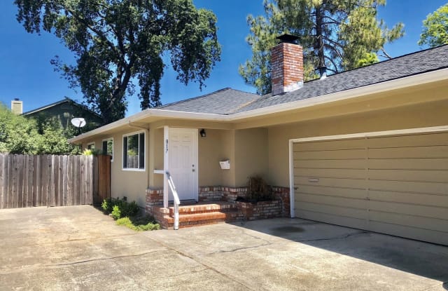 817 Carr Ave - 817 Carr Avenue, Santa Rosa, CA 95404