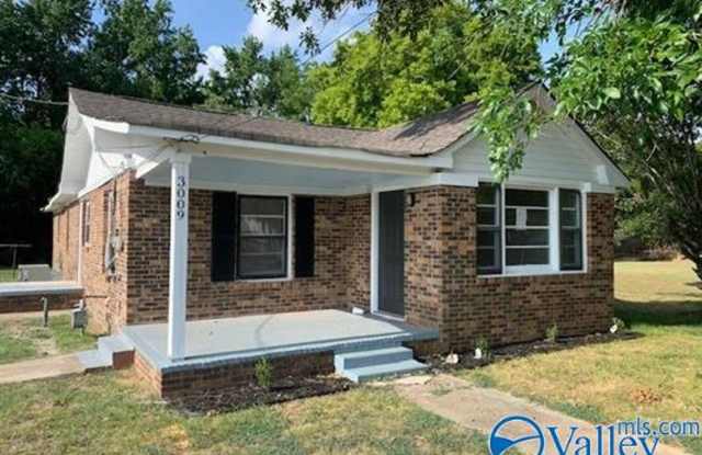 Spacious 4 bedroom brick ranch! Minutes from downtown Huntsville!