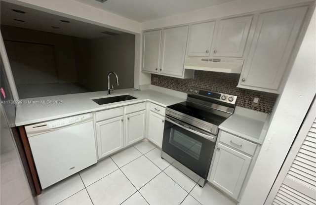 8855 Springtree Lakes Dr