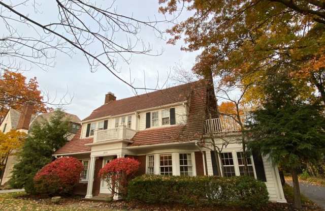 5 Bedroom 4 Bath Home For Rent in Shaker Heights