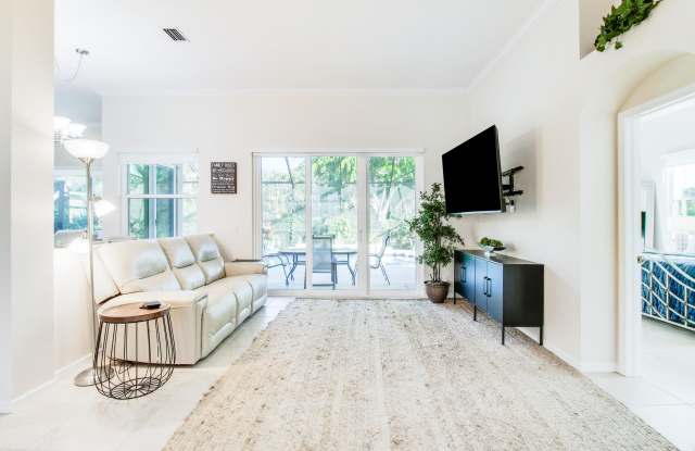 421 SW Crabapple Cove