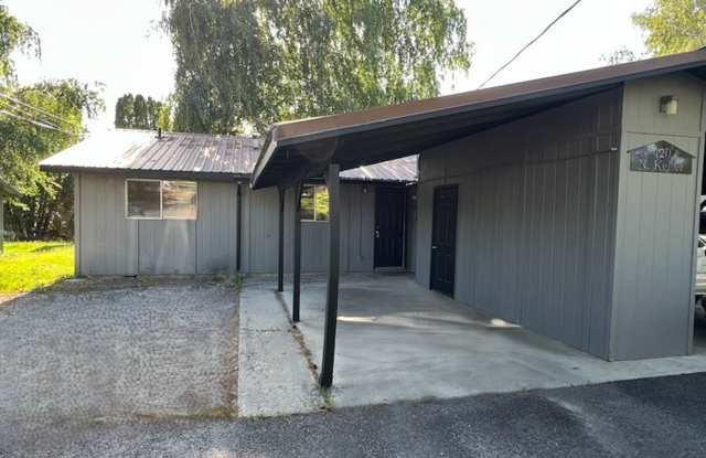 Pet Friendly 2 Bedroom 1 Bathroom Duplex Coming Available! OCTOBER RENT FREE! PET FRIENDLY!