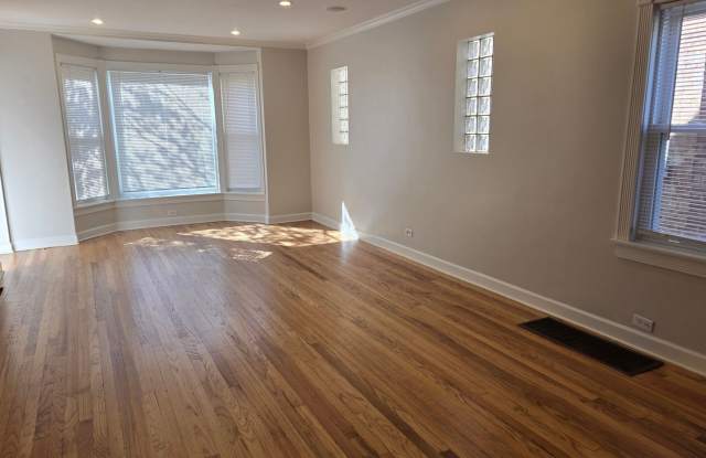 Spacious renovated 4BR House in Chicago Jefferson Park