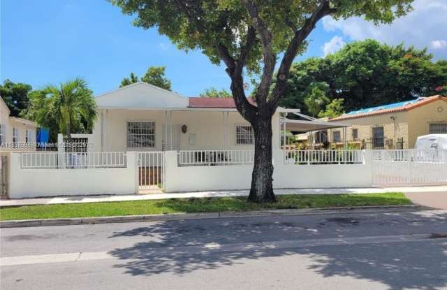 Photo of 2252 SW 10th St