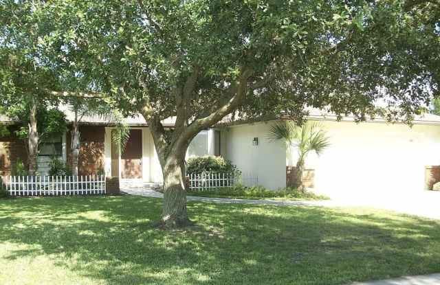 3/2 Home in the Meadows- Beautiful Central Sarasota. Location, yard, pet-friendly!!