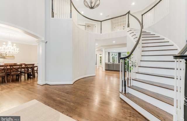 7814 CROWNHURST COURT