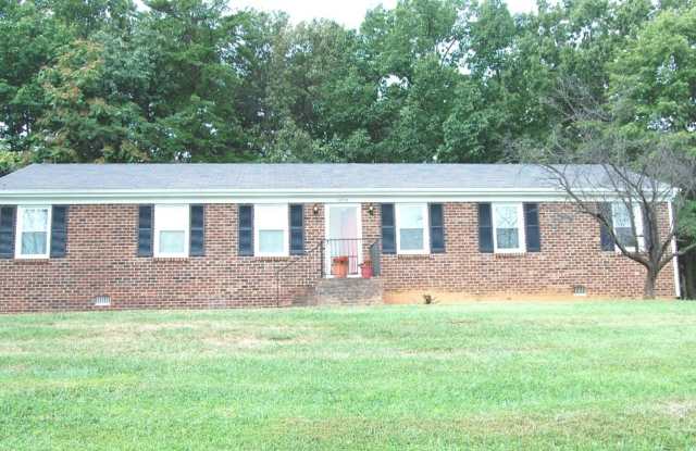 1605-B Wards Ferry - 2br duplex off Wards Ferry Rd near LU - 1605 Wards Ferry Road, Lynchburg, VA 24502