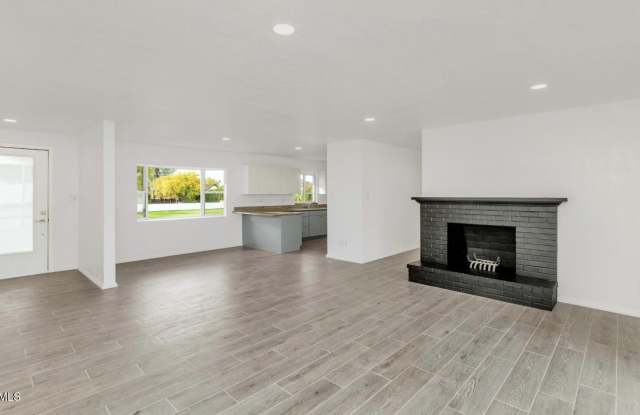 5530 E EXETER Boulevard