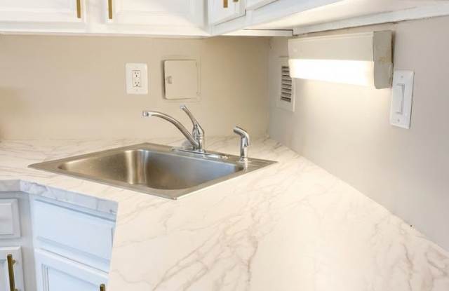 2026 Move-In Special – $500 LEASE SIGNING BONUS!! Spacious Top-Floor 2-Bedroom Condo with Balcony in Bladensburg