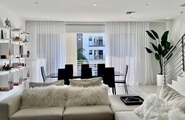 1034 NE 18th Ave Unit 205