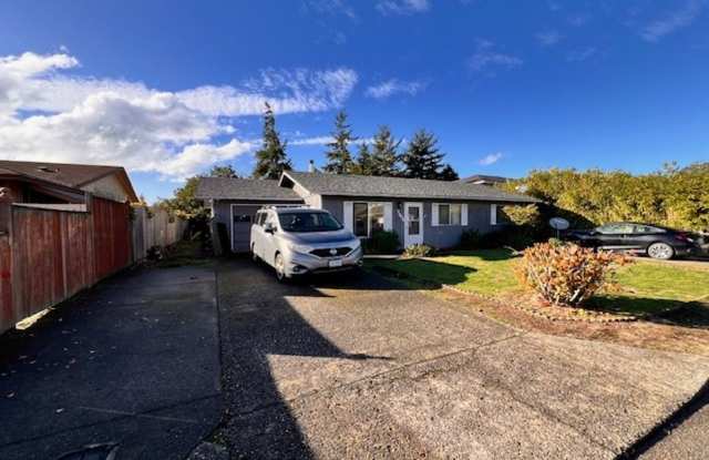 3 bedroom 1 bath house w/ attached garage in Coos Bay!