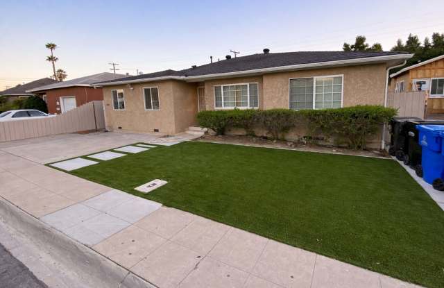 8BD/4BA on Rockford! Great Yard!