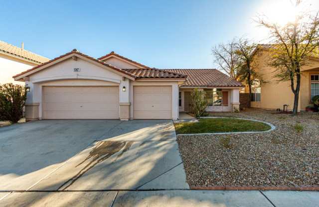 Henderson single story with 3 car garage