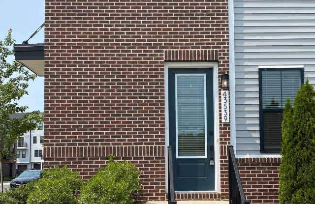 Photo of 43539 FARRINGDON SQUARE