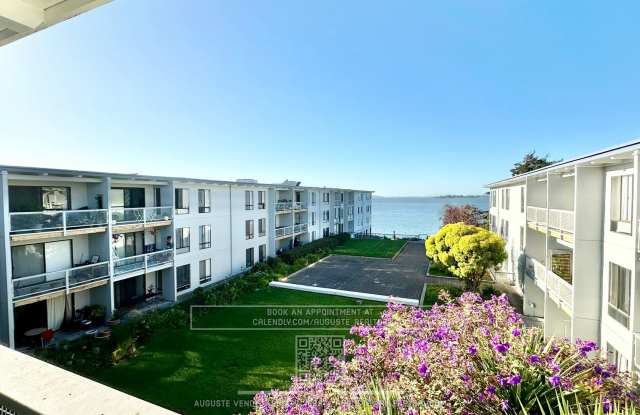 Fantastic Top-Floor Water View Studio!