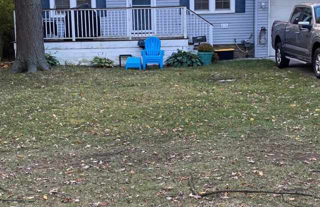 PRICE REDUCED!!!Charming 2-bedroom, 1-bathroom home located in the vibrant community of Royal Oak, MI.