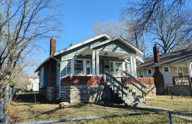 2 Bedroom in Kansas City, MO near the Plaza!!