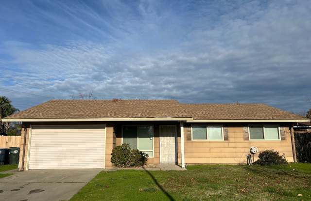 LOVELY UPDATED 3 BED HOME IN COURT!