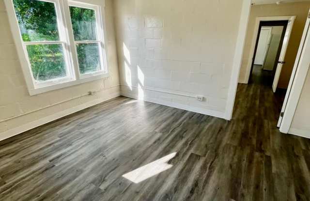 Beautifully Remodeled (1BR/1BA) Lakeland Duplex
