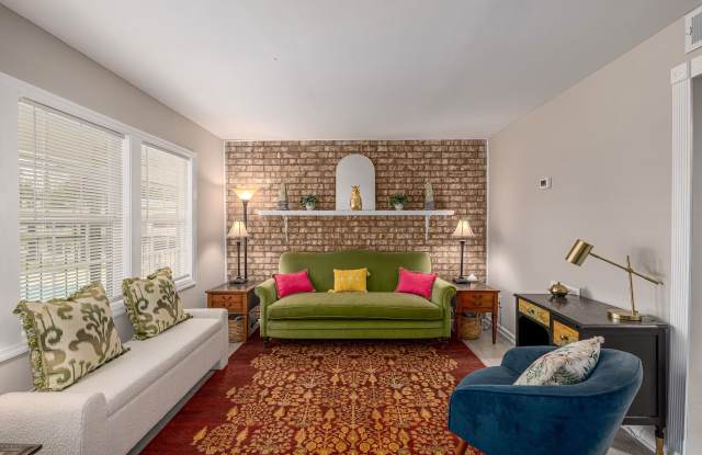 Stallion Square Apartments. Spacious, Updated Living in North Charleston!