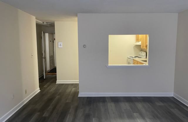 PACKARS CORNER BU AREA  Modern 1 bed with Large LR and BR areas, HT and HW Inc NO FEE