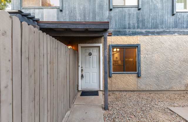 Charming 2 bed/1.5 bath Chandler Townhouse