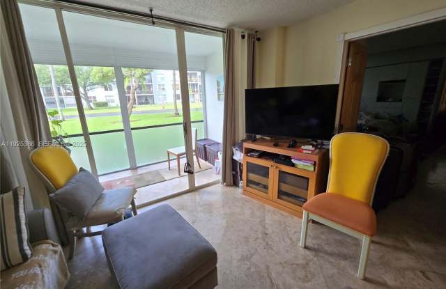 Photo of 114 Royal Park Dr