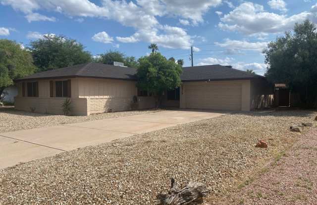4 Bedroom Pool Home!