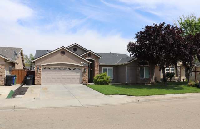 568 Siena Avenue - 568 Siena Avenue, Dinuba, CA 93618