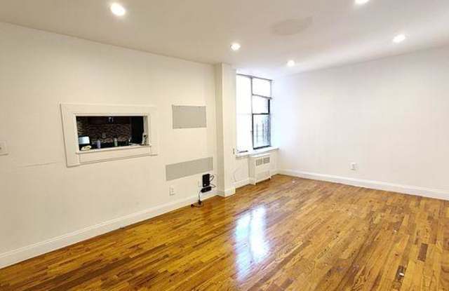 926 Bronx Park South