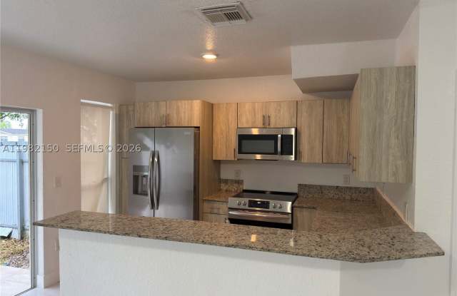 689 NW 6th St