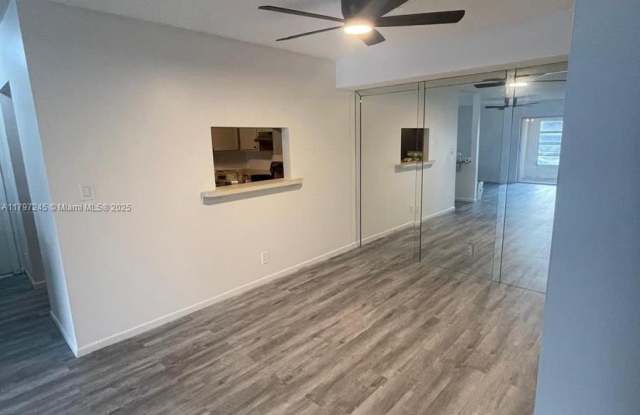 Photo of 454 N Laurel Dr